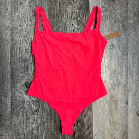 SKIMS FITS EVERYBODY SQUARE NECK THONG BODYSUIT STRETCHY ULTRA PINK Rare MEDIUM - Picture 1 of 6